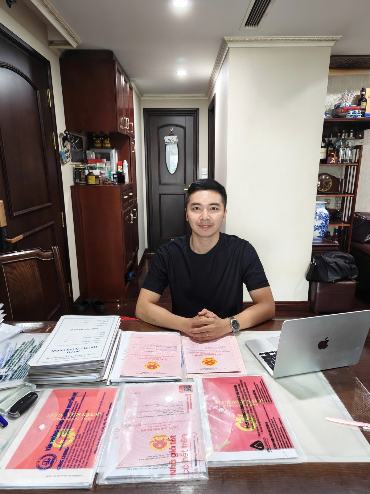 Chuyên viên dịch vụ sổ đỏ Hà Nội cùng các Giấy chứng nhận đã hoàn tất cho khách hàng